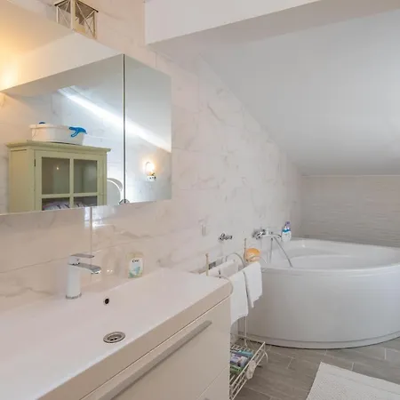 Of The Hills Llr Daire